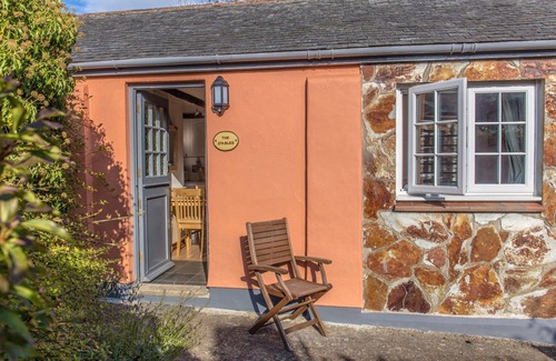 Hartland Cottage | The Stables, shared hot tub and sauna