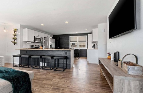Ashwaubenon House | The Stadium View - Walking Distance to Everything!