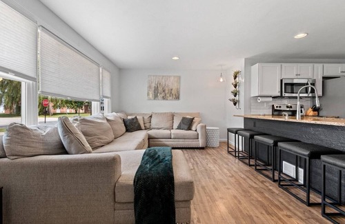 Ashwaubenon House | The Stadium View - Walking Distance to Everything!