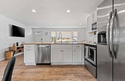 Ashwaubenon House | The Stadium View - Walking Distance to Everything!