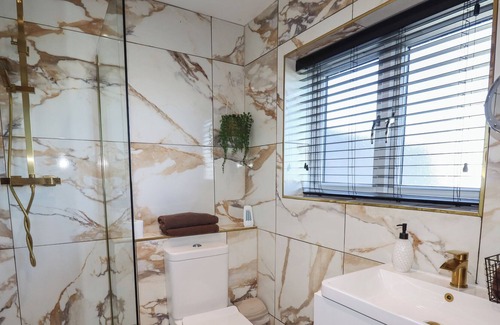 Gronant Cottage | THE STARGAZER, with hot tub in Gronant
