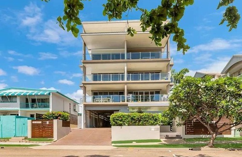 North Ward Apartment | The Strand Stunner Su