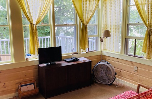 Lamoine Cottage | "The Studio" Sea Cottage, Perfect for Couples, Peaceful yet 16 miles to Acadia