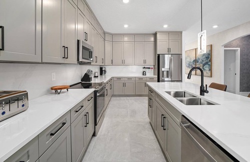 Florida Center House | The Sublime | Deluxe home w pool, huge LR/DR, epic theme BR, near top theme park