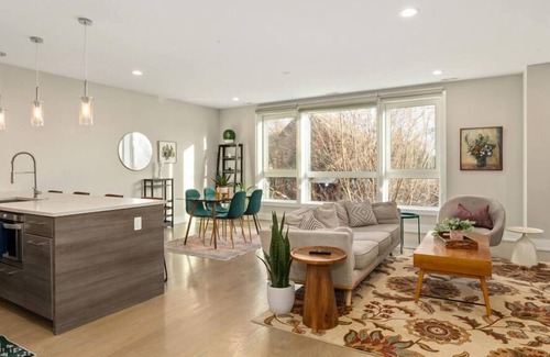 Pilsen Condo | The Suite Spot Eclectic Modern Central Sleeps 6