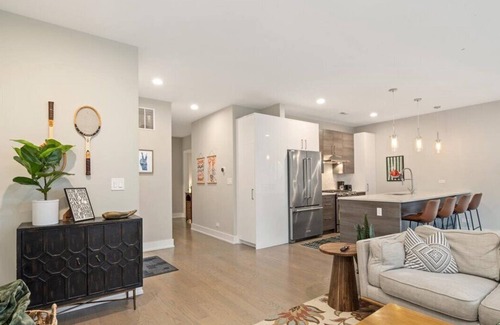Pilsen Condo | The Suite Spot Eclectic Modern Central Sleeps 6