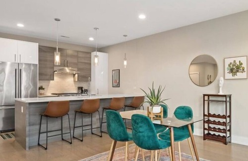 Pilsen Condo | The Suite Spot Eclectic Modern Central Sleeps 6