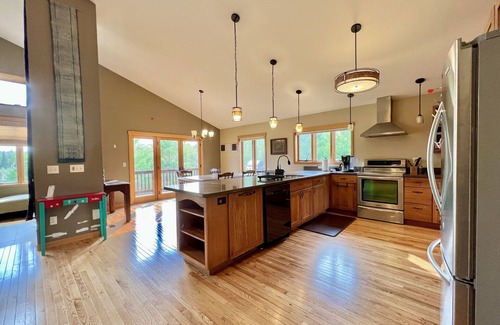 Bayfield House | The Summer House - basketball court & large yard