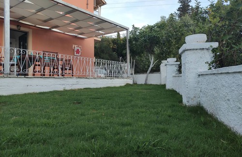 Pelekito House | The SummerHouse Project, a Home with Garden & Veranda, 5' from the Beach