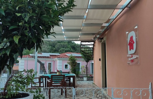 Pelekito House | The SummerHouse Project, a Home with Garden & Veranda, 5' from the Beach