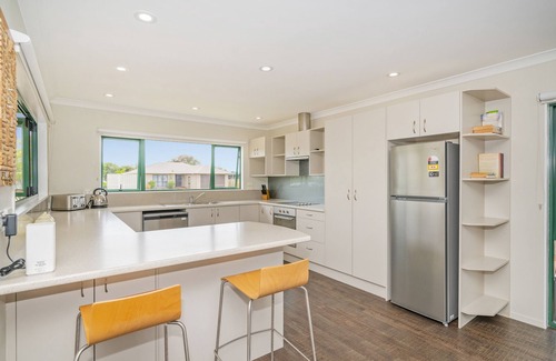 Cooks Beach House | The Sunny Bach - Cooks Beach Holiday Home