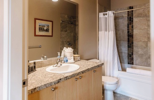 Westbank Apartment | The Sunny Skies at The Cove Lakeside Resort