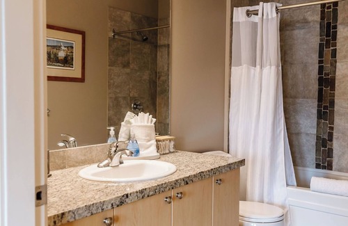Westbank Apartment | The Sunny Skies at The Cove Lakeside Resort