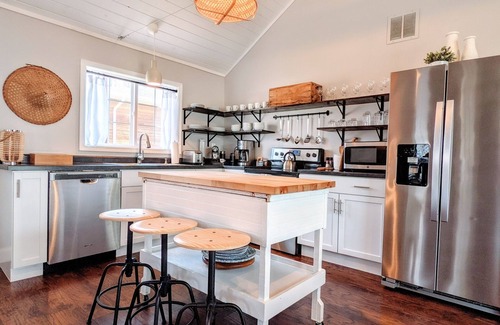 Three Oaks House | The Sycamore Cottage - 2 BR & 1.5 Bath - Hot Tub - Steps to Downtown