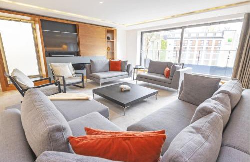 Cathedrals Apartment | The Tate Modern Penthouse - Elegant Triplex Apartment on Southbank