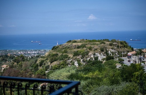 Roccavaldina Apartment | The Templar's Refuge - Knight Apartment