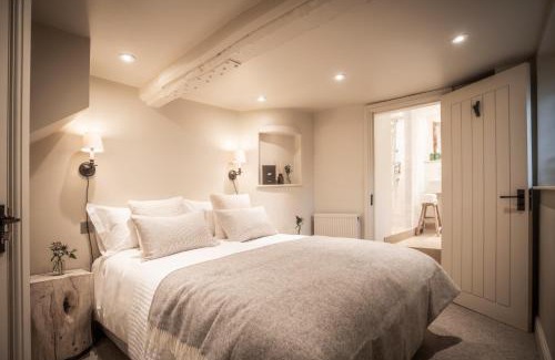 Swinbrook Hotel | The Three Horseshoes