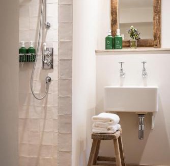 Swinbrook Hotel | The Three Horseshoes