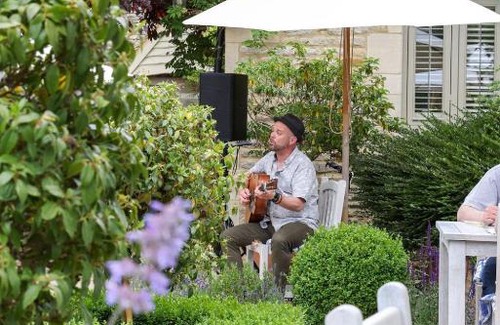 Swinbrook Hotel | The Three Horseshoes