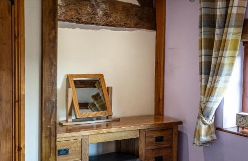 Sedgeberrow House | The Threshing Barn - Stunning 5 Bedroom Retreat!