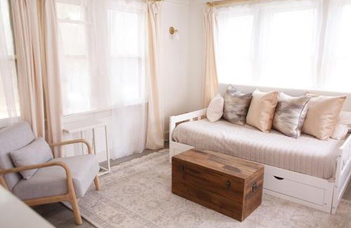 Norman House | The Tiny House 2KingBds Quaint Retreat OR Campus