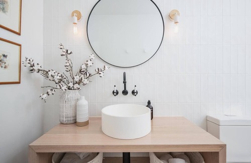 Porepunkah Cottage | The Tradesman's Cottage - Falling from the pages of a Home Styling Magazine, this 3-bedroom, 3-bathroom cottage is perfectly suited to families or a couples weekend away.