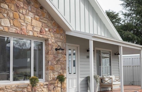 Porepunkah Cottage | The Tradesman's Quarters - Falling from the pages of a Home Styling Magazine, this 3 bedroom, 2 bathroom cottage is perfectly suited to families or a couple’s weekend away.