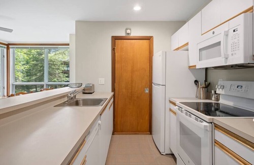West Dover Condo | The Trailside Retreat | Ski on&off w/Fireplace!