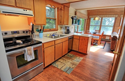 Fleetwood Condo | The Tree House-Open for Bookings! Affordable, WIFI, Arcade Game, Pinball