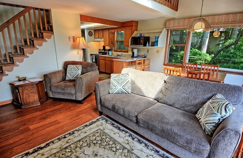 Fleetwood Condo | The Tree House-Open for Bookings! Affordable, WIFI, Arcade Game, Pinball