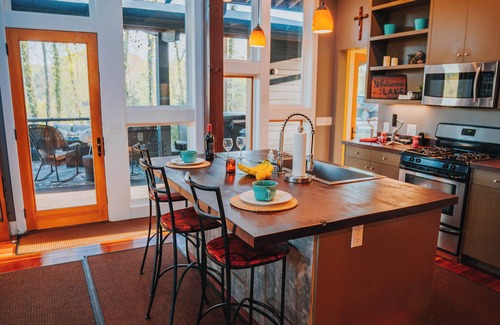 Smithville Cabin | The Treehouse of Center Hill Lake