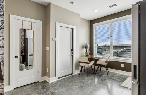 Whitebridge Apartment | The Treehouse- Stylish West Nashville Studio Condo, Best Rates in Music City!