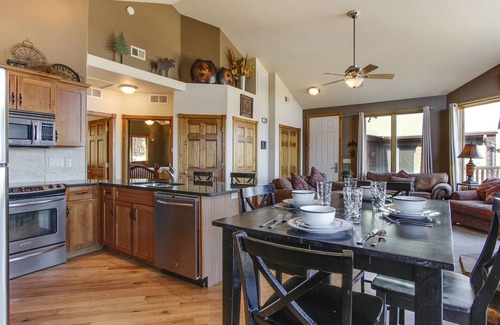 Estes Park Condo | The Twin Owls 21A - 2 Br Condo with Private Hot Tub - Lake and Mountain Views