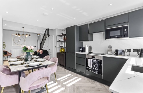 Turkey Street House | The Ultimate Hangout: 4BR Modern House with Garden