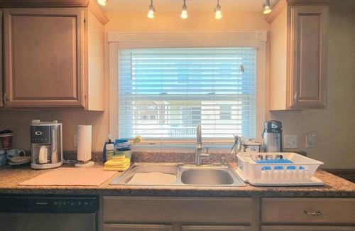 Hull House | The Ultimate Summer Getaway! Beach Cottage with Bay views, Wifi, & AC.