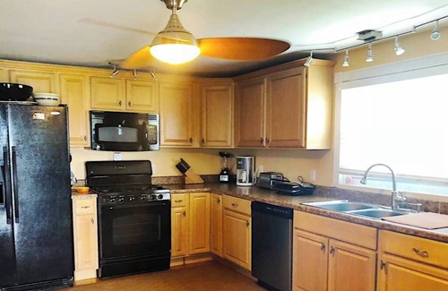 Hull House | The Ultimate Summer Getaway! Beach Cottage with Bay views, Wifi, & AC.