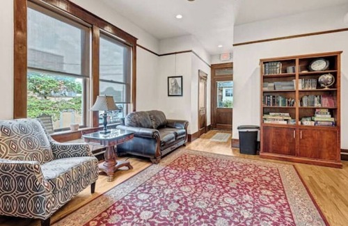 Siloam Springs House | The Uptown Suite @ the Historic Connely Harrington