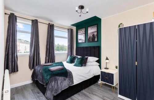 Niddrie House | The Urban Nest - Vibrant 3 Bed Home with Garden