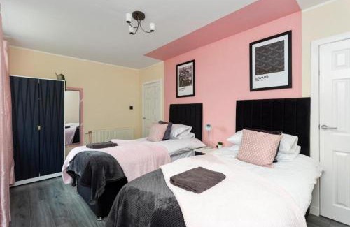 Niddrie House | The Urban Nest - Vibrant 3 Bed Home with Garden