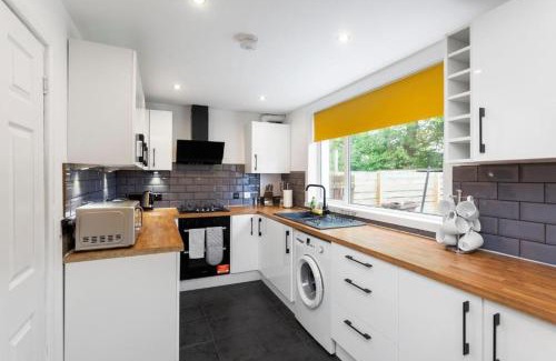 Niddrie House | The Urban Nest - Vibrant 3 Bed Home with Garden