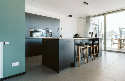 Ouddorp Resort | The vacation rentals for 10 persons are among the largest homes at the holiday park. Ideal for a stay at the coast with family or friends. Enjoy the luxury, inside and outside the holiday house.
