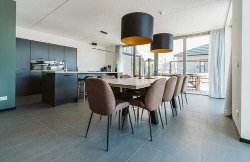 Ouddorp Resort | The vacation rentals for 10 persons are among the largest homes at the holiday park. Ideal for a stay at the coast with family or friends. Enjoy the luxury, inside and outside the holiday house.