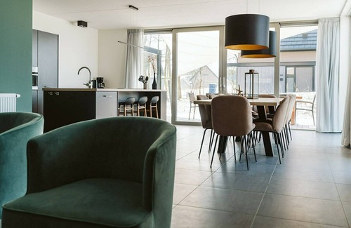 Ouddorp Resort | The vacation rentals for 10 persons are among the largest homes at the holiday park. Ideal for a stay at the coast with family or friends. Enjoy the luxury, inside and outside the holiday house.