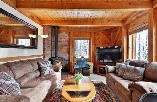 Killington House | The Vermont Cabin - Large Home Sleeps 20 - Hot tub, views and location close to ski resort!