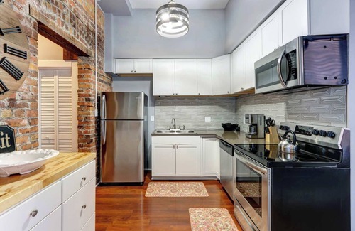 Dixon Park Apartment | The Victorian Porch Retreat | Walk to Forsyth Park