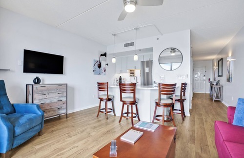 Downtown Wilmington Condo | The View! On Water Street! Free parking.