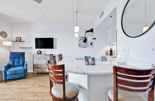 Downtown Wilmington Condo | The View! On Water Street! Free parking.