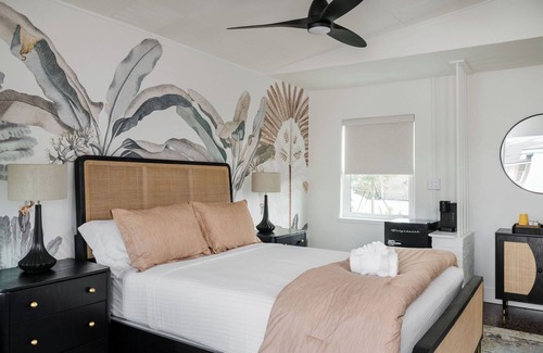 Vilano Beach Hotel | The Vilano Queen Studio - 5 min walk to beach!