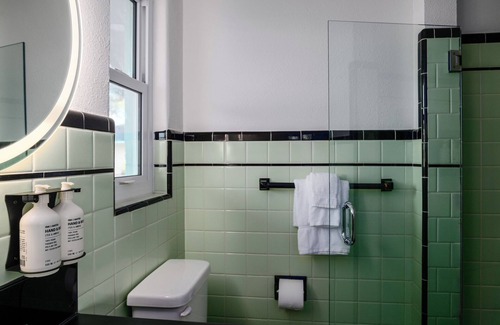 Vilano Beach Hotel | The Vilano Queen Studio - 5 min walk to beach!