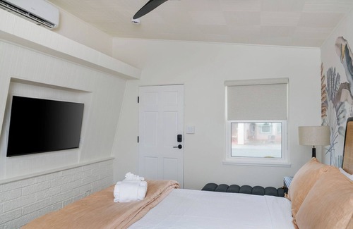 Vilano Beach Hotel | The Vilano Queen Studio - 5 min walk to beach!